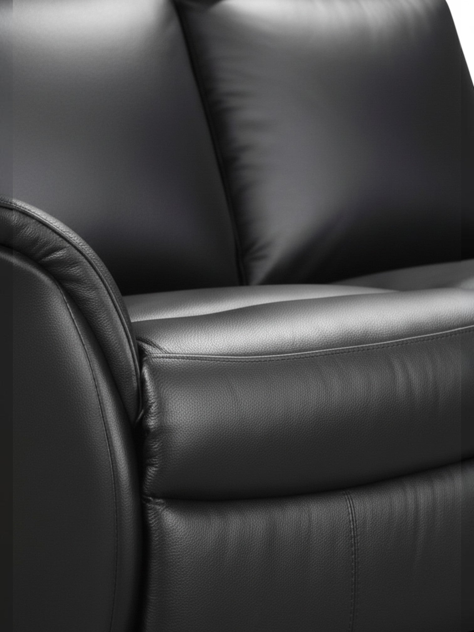 Causeuse inclinable Eva de TOCO Meubles en cuir noir avec rembourrage ergonomique et design moderne