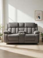 Causeuse inclinable électrique Ricardo de TOCO Meubles en tissu gris avec console centrale et porte-gobelets