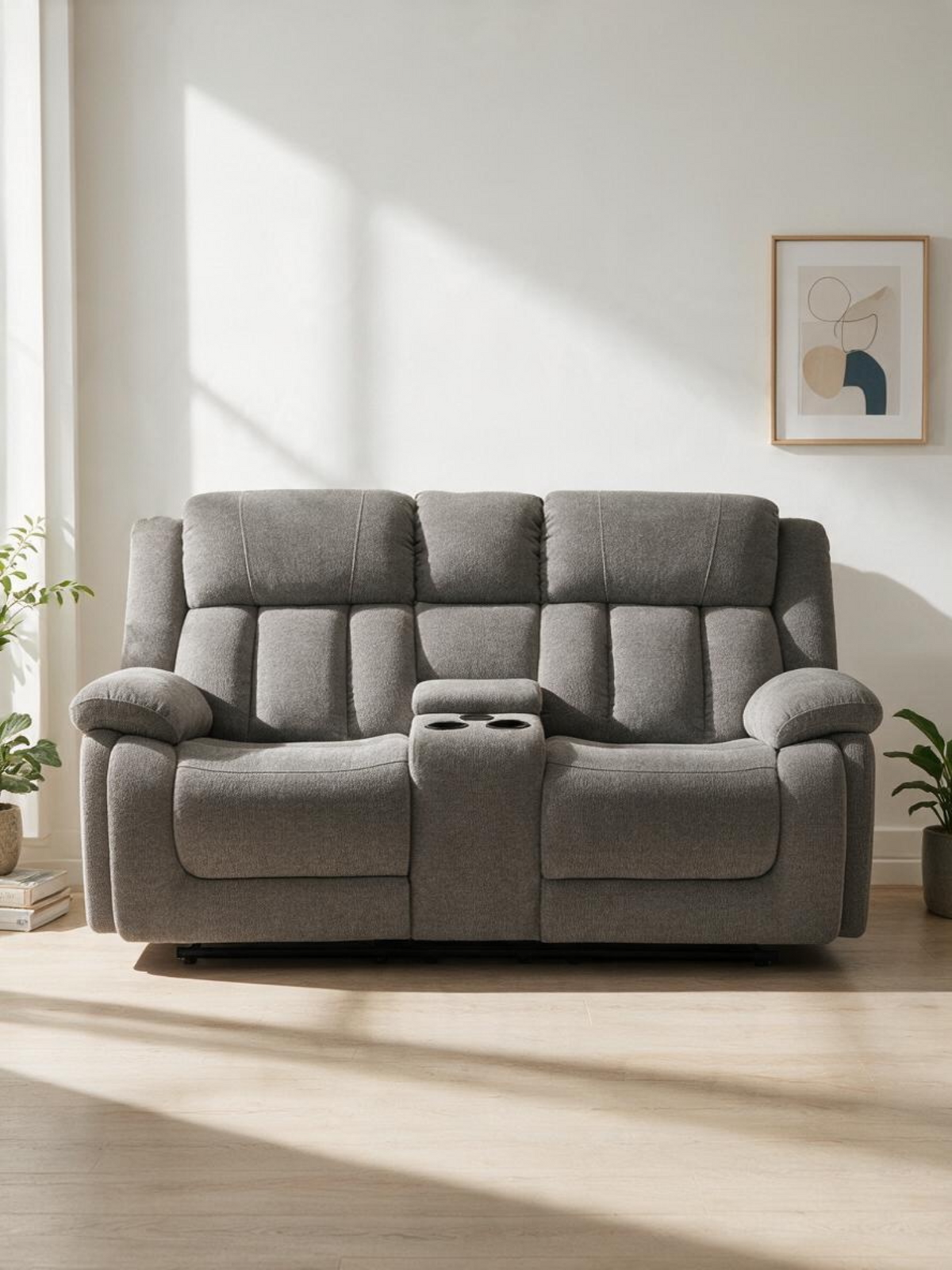 Causeuse inclinable électrique Ricardo de TOCO Meubles en tissu gris avec console centrale et porte-gobelets