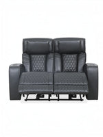 Causeuse inclinable Warren de TOCO Meubles en cuir gris foncé avec surpiqûres en losange et porte-gobelets intégrés.
