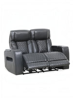 Causeuse inclinable Warren de TOCO Meubles en cuir noir avec surpiqûres en losange et porte-gobelets intégrés.