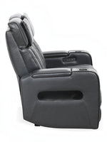 Causeuse inclinable Warren noire en cuir par TOCO Meubles avec porte-gobelets et commandes électriques intégrées.