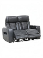 Causeuse inclinable Warren de TOCO Meubles en cuir noir avec surpiqûres en losange et porte-gobelets intégrés.