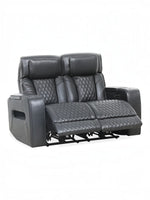 Causeuse inclinable Warren de TOCO Meubles en cuir noir avec surpiqûres en losange et porte-gobelets intégrés.