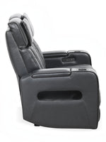 Causeuse inclinable Warren noire en cuir par TOCO Meubles avec porte-gobelets et commandes électriques intégrées.