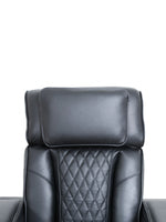 Causeuse inclinable Warren de TOCO Meubles en cuir noir avec dossier matelassé en losanges pour un confort optimal.
