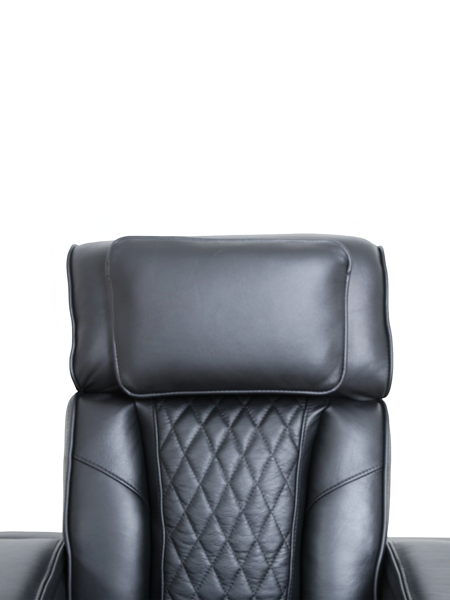Causeuse inclinable Warren de TOCO Meubles en cuir noir avec dossier matelassé en losanges pour un confort optimal.