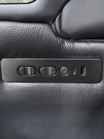 Panneau de contrôle électrique avec port USB sur la causeuse inclinable en cuir noir Warren de TOCO Meubles