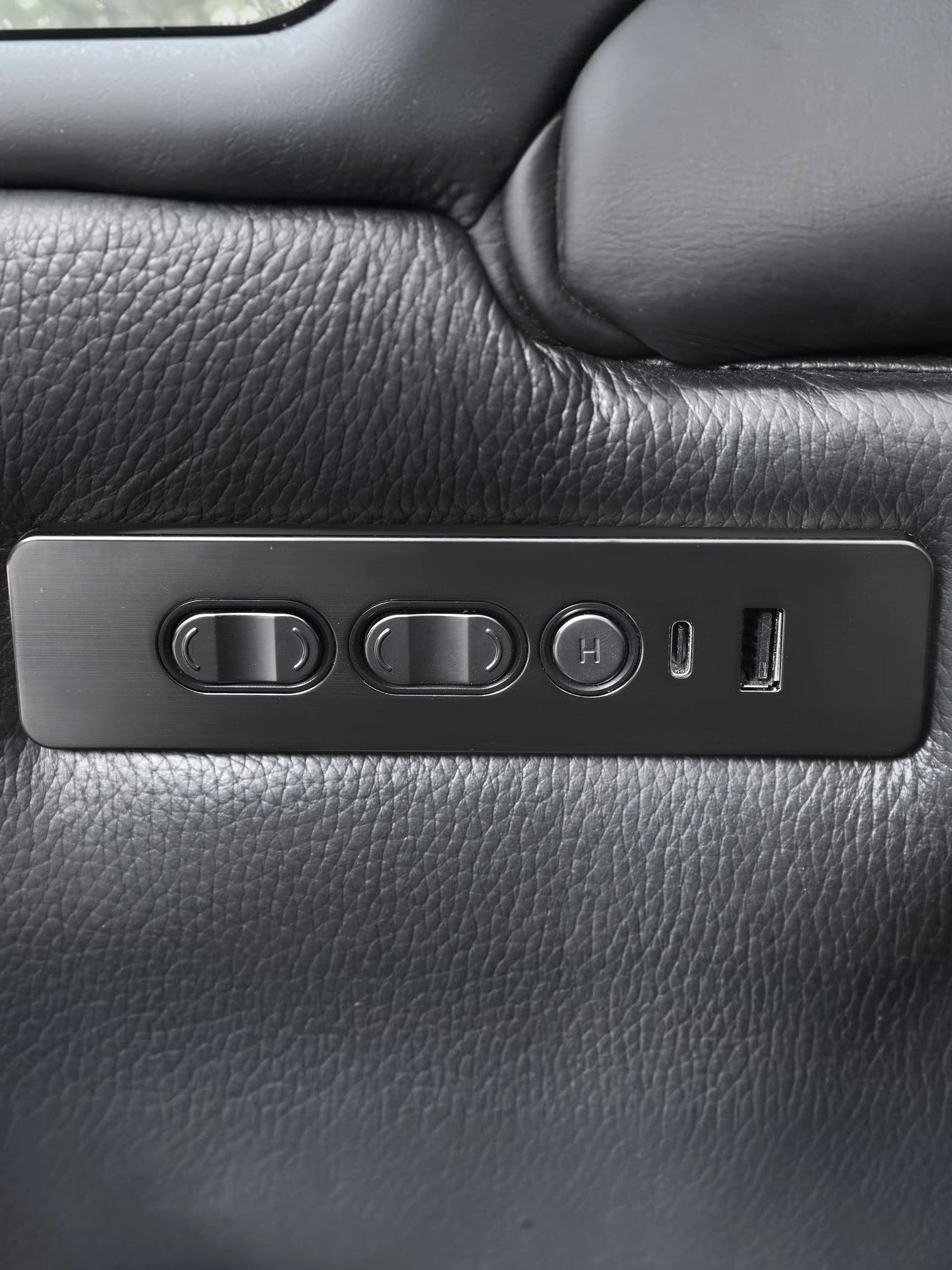 Panneau de contrôle électrique avec port USB sur la causeuse inclinable en cuir noir Warren de TOCO Meubles