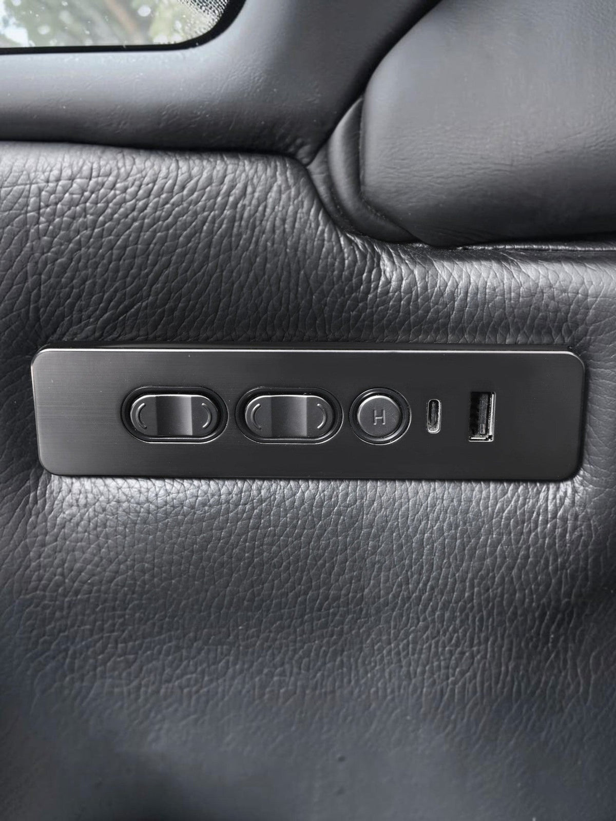 Panneau de contrôle électrique avec port USB sur la causeuse inclinable en cuir noir Warren de TOCO Meubles