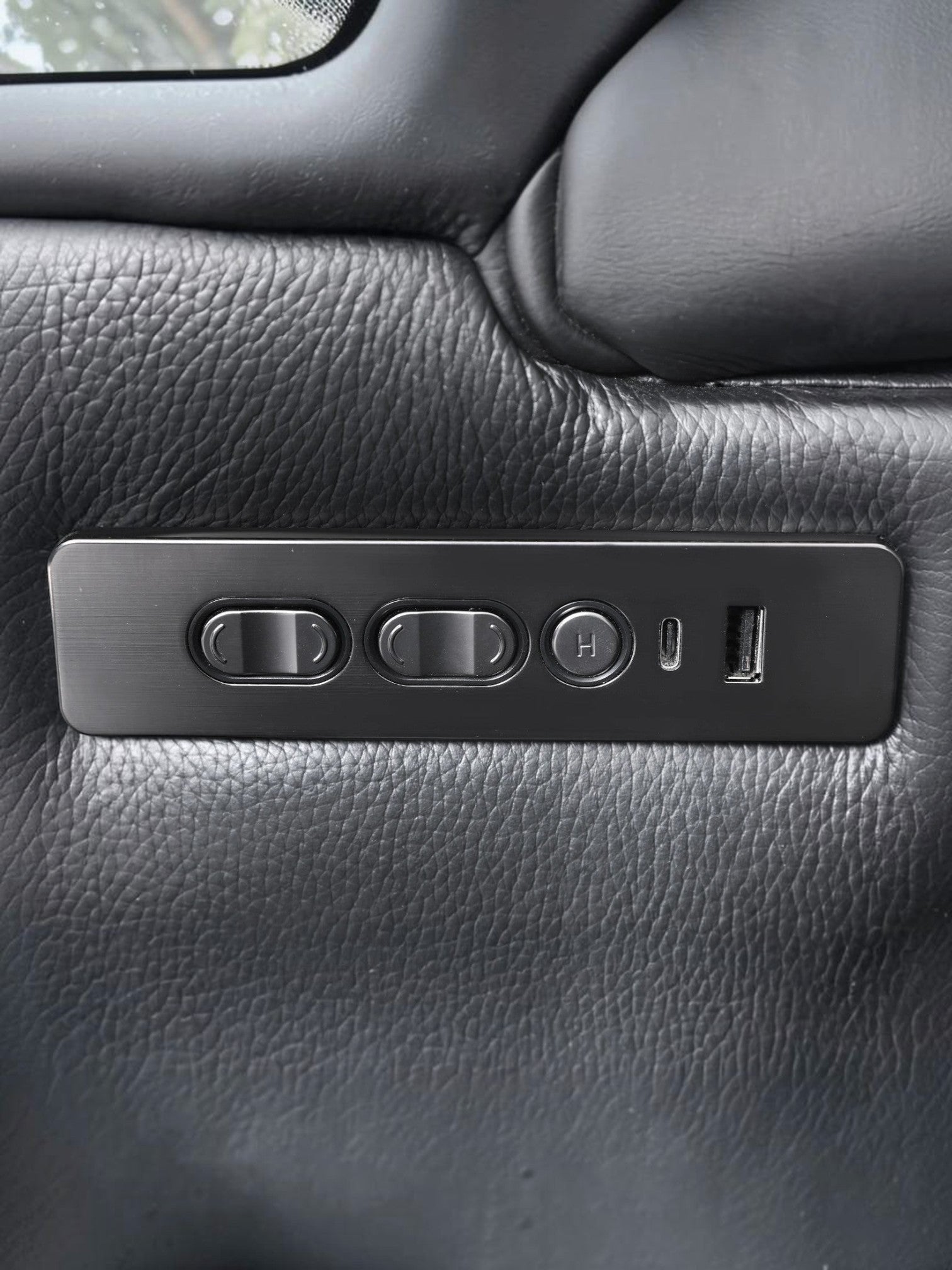 Panneau de contrôle électrique avec port USB sur la causeuse inclinable en cuir noir Warren de TOCO Meubles