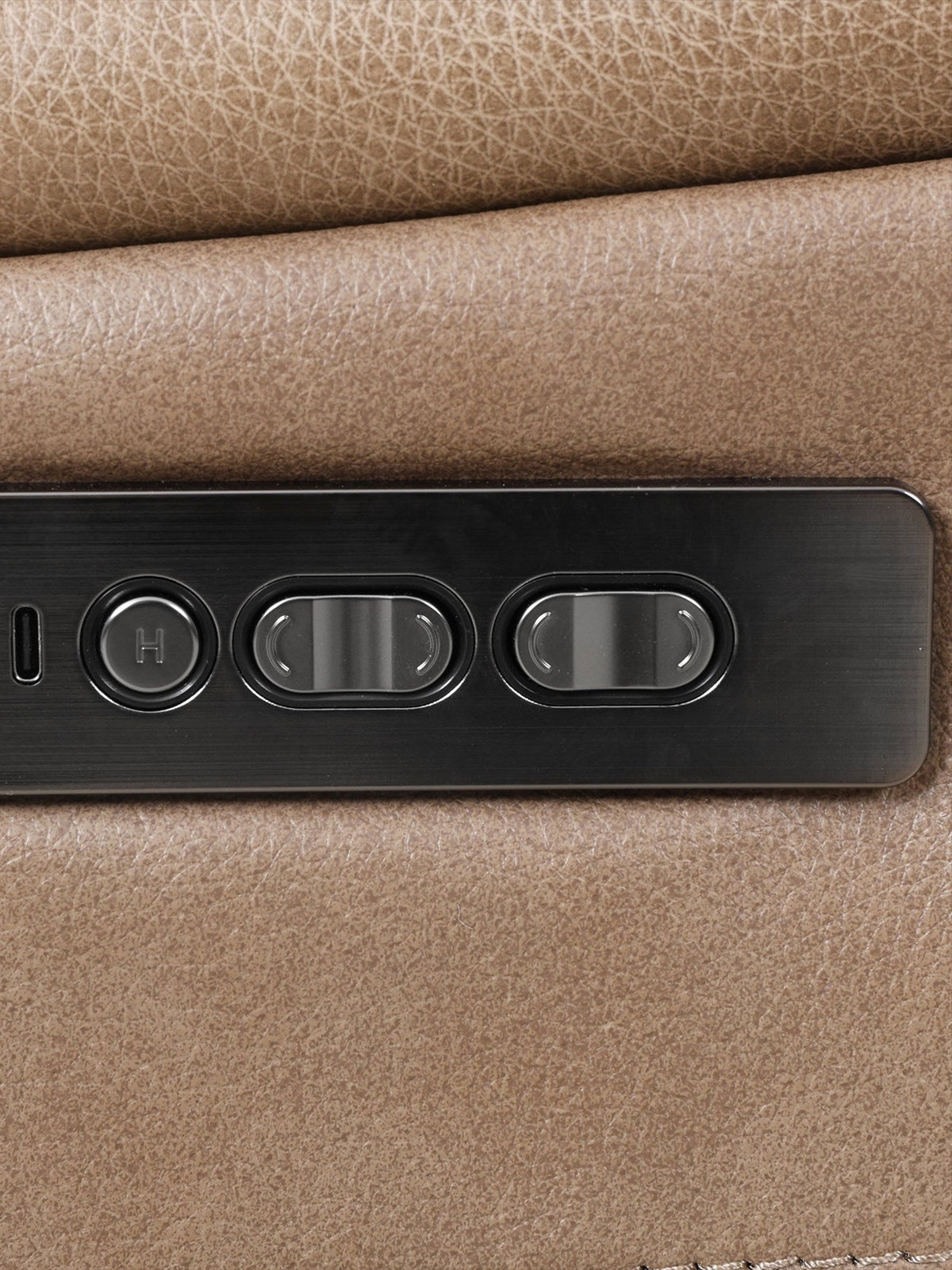 Panneau de commande électrique de la causeuse inclinable Lewis de TOCO Meubles avec ports USB sur revêtement taupe