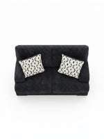 Causeuse Mistral TOCO Meubles noire avec deux coussins décoratifs à motifs géométriques vue de dessus