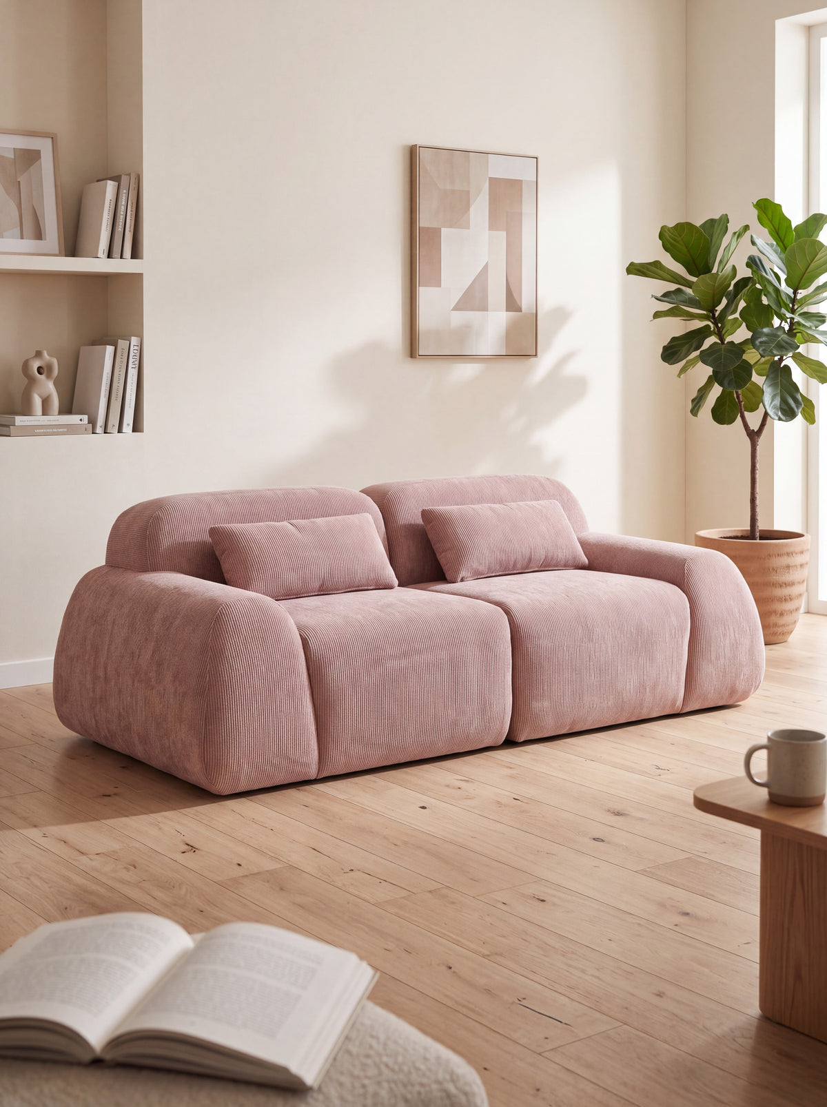 Causeuse modulaire Mia rose en velours côtelé de TOCO Meubles dans un salon contemporain lumineux