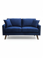 Causeuse Royal bleue marine en velours de TOCO Meubles, avec coussins assortis et pieds en bois obliques.
