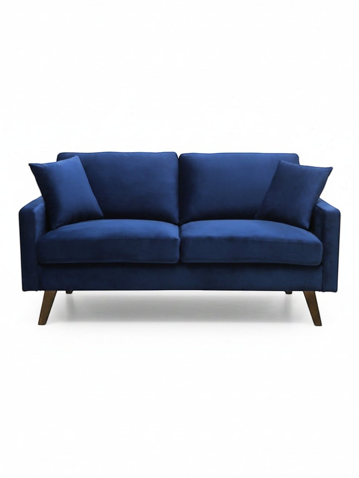 Causeuse Royal bleue marine en velours de TOCO Meubles, avec coussins assortis et pieds en bois obliques.