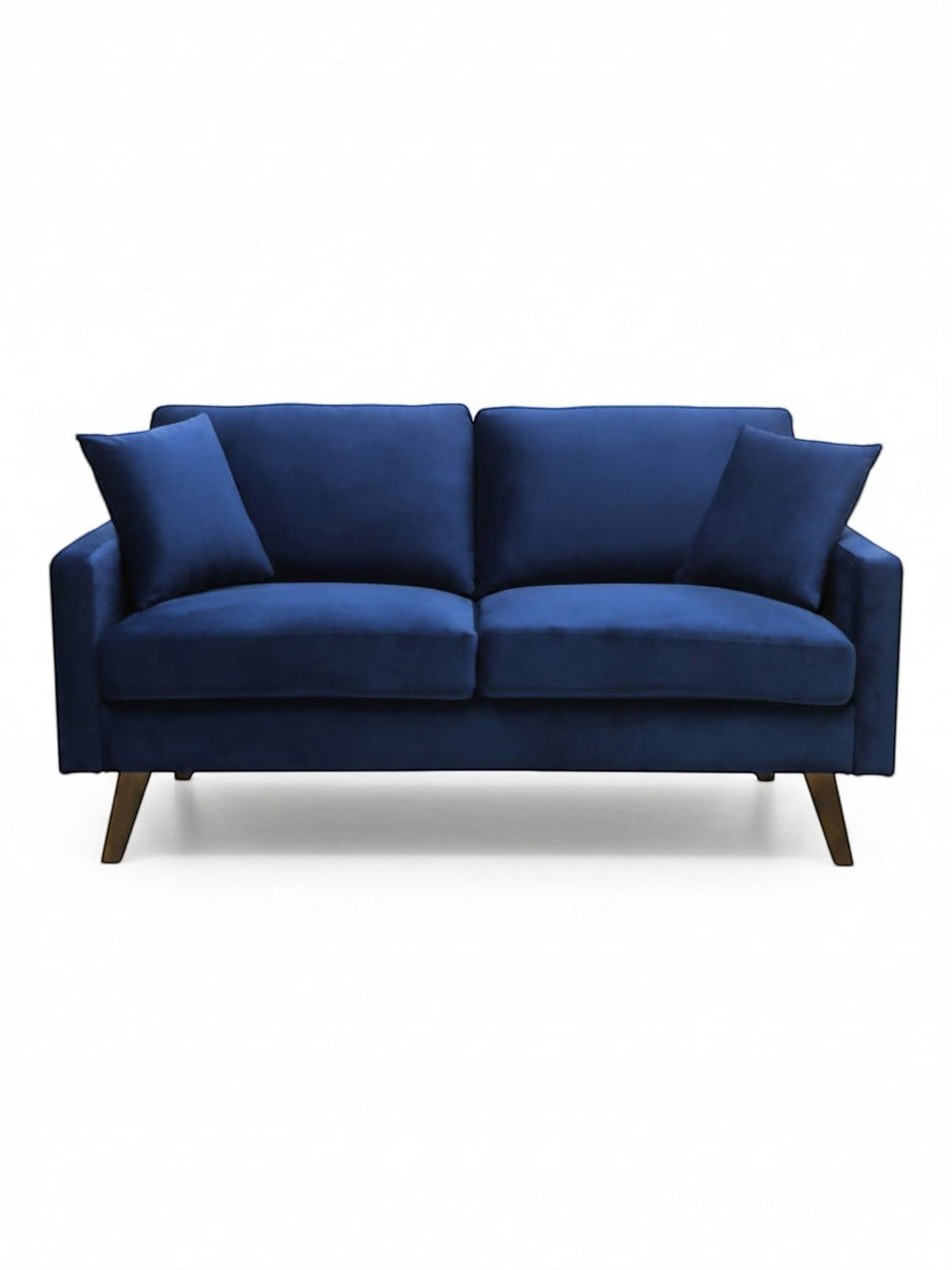 Causeuse Royal bleue marine en velours de TOCO Meubles, avec coussins assortis et pieds en bois obliques.