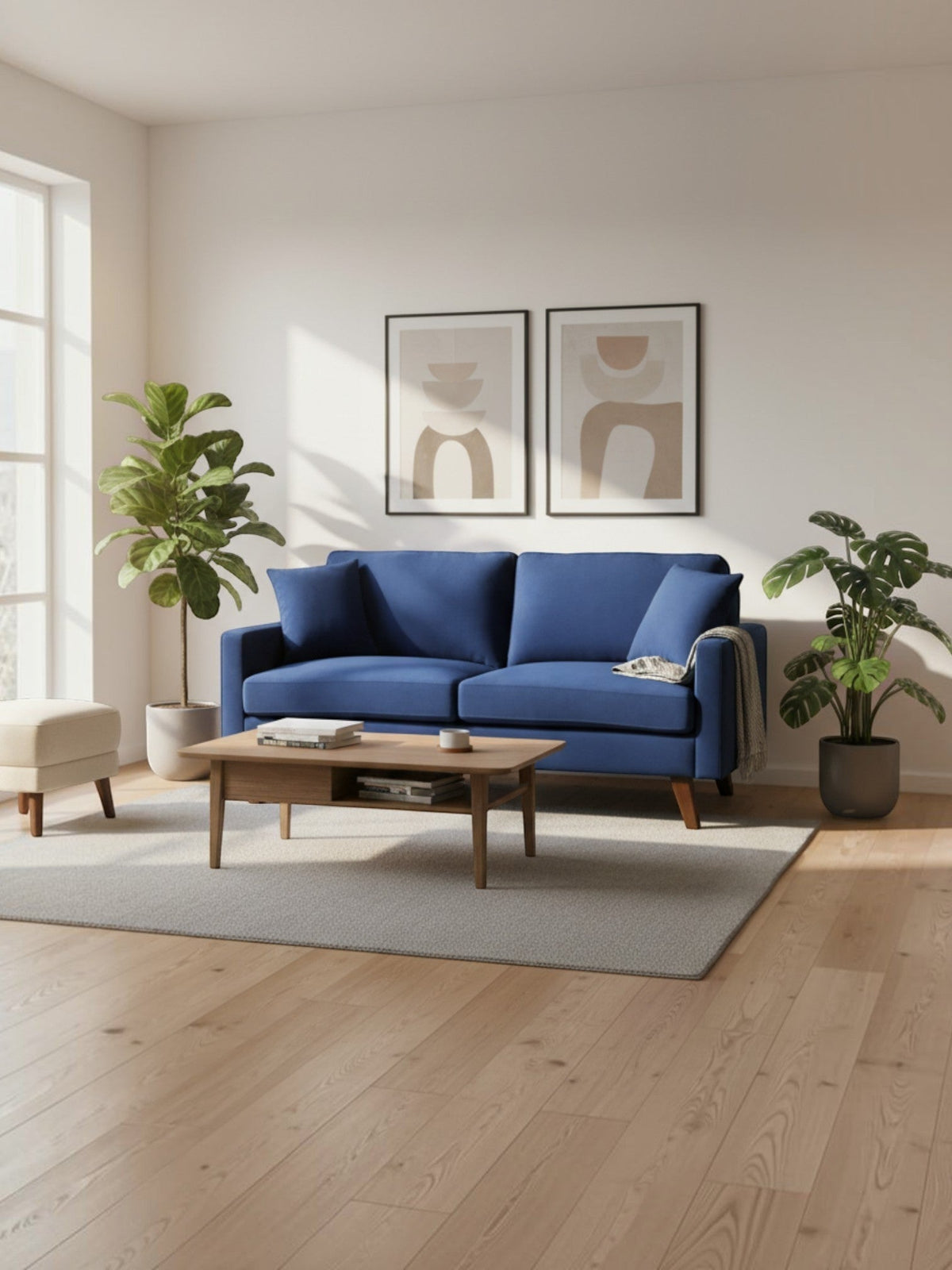 Causeuse Royal TOCO Meubles bleu profond en tissu avec pieds en bois dans un salon moderne et lumineux