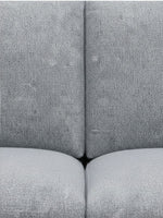 Gros plan sur le revêtement en tissu gris texturé de la causeuse Simone par TOCO Meubles