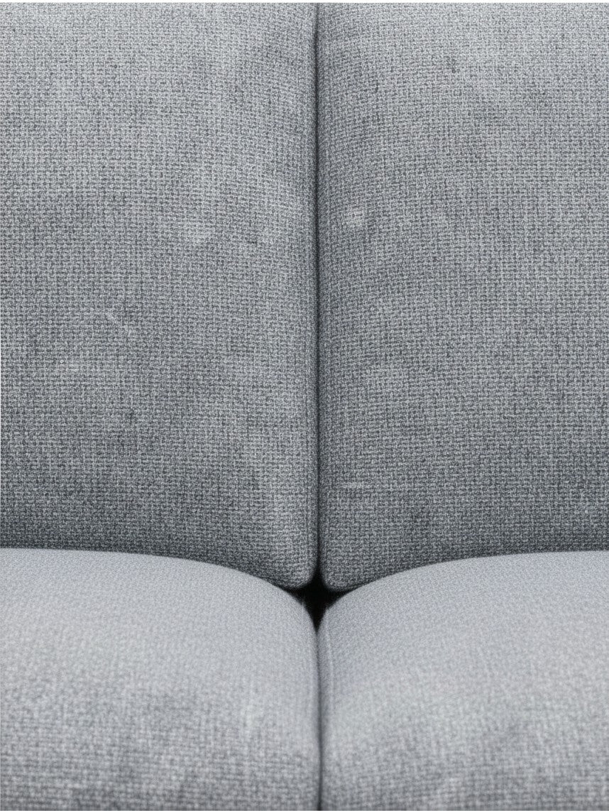 Gros plan sur le revêtement en tissu gris texturé de la causeuse Simone par TOCO Meubles