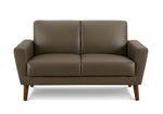 Causeuse Tano en cuir brun de TOCO Meubles, design moderne avec pieds en bois obliques.