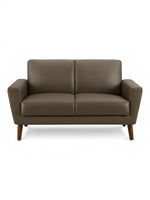 Causeuse Tano en cuir brun de TOCO Meubles, design moderne avec pieds en bois obliques.