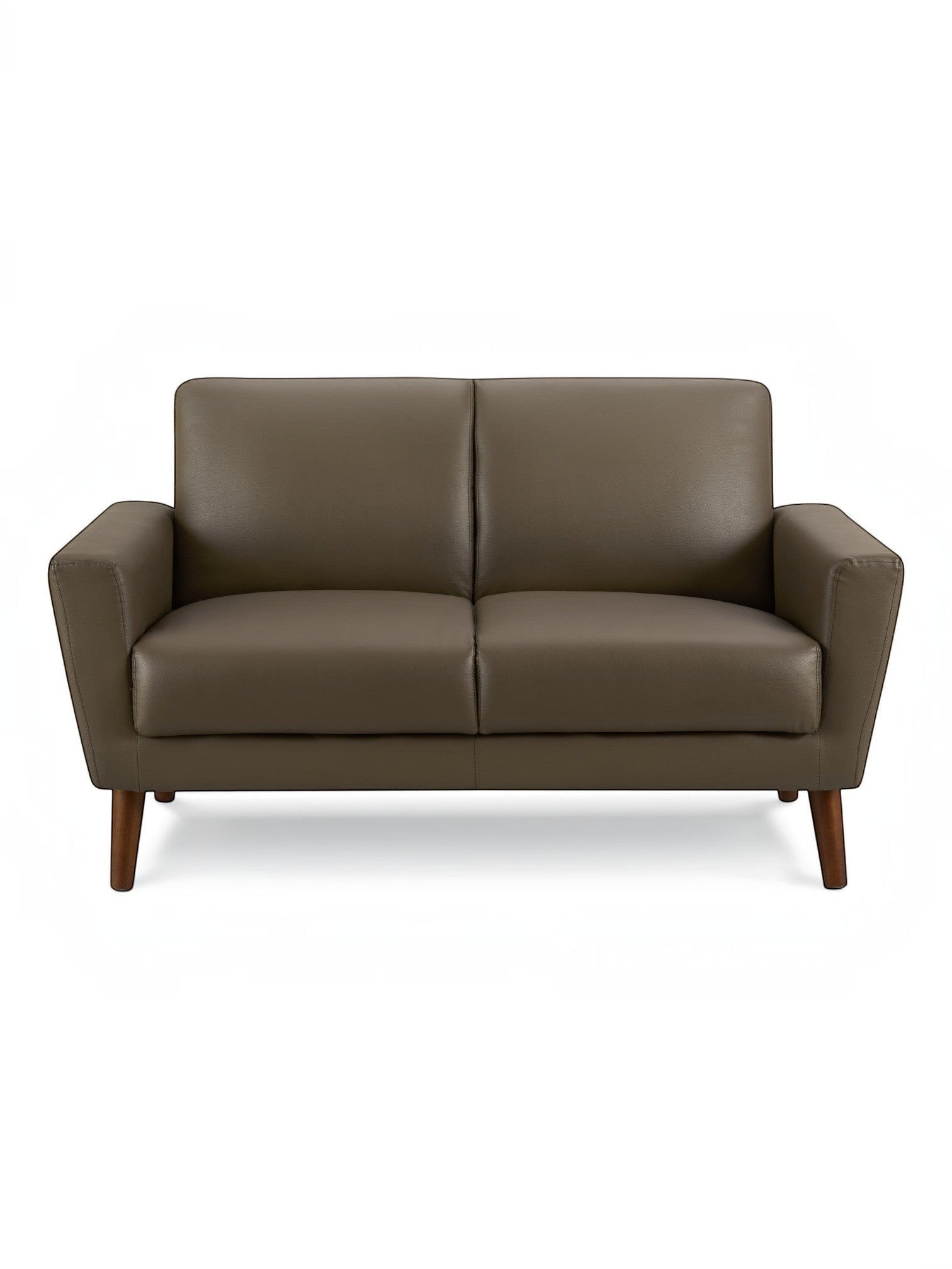 Causeuse Tano en cuir brun de TOCO Meubles, design moderne avec pieds en bois obliques.
