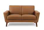 Causeuse Tano en cuir brun clair de TOCO Meubles, design moderne avec pieds en bois foncés.