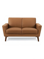 Causeuse Tano en cuir brun clair de TOCO Meubles, design moderne avec pieds en bois obliques.