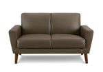 Causeuse Tano en cuir marron de TOCO Meubles, design moderne avec pieds en bois obliques.