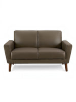 Causeuse Tano en cuir marron de TOCO Meubles, design moderne avec pieds en bois obliques.