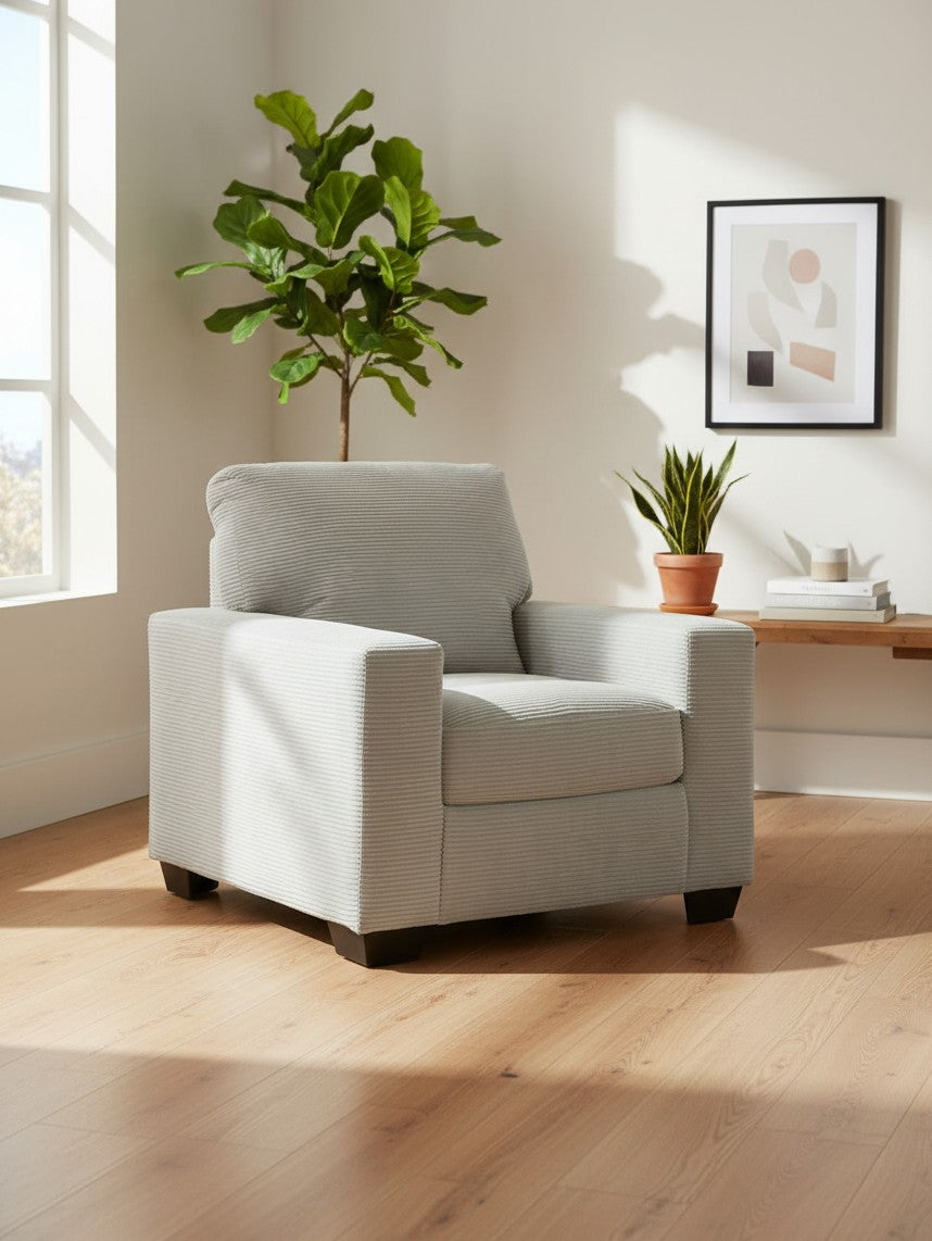 Chaise Aldo TOCO Meubles en tissu gris texturé avec pieds en bois foncé dans un salon lumineux