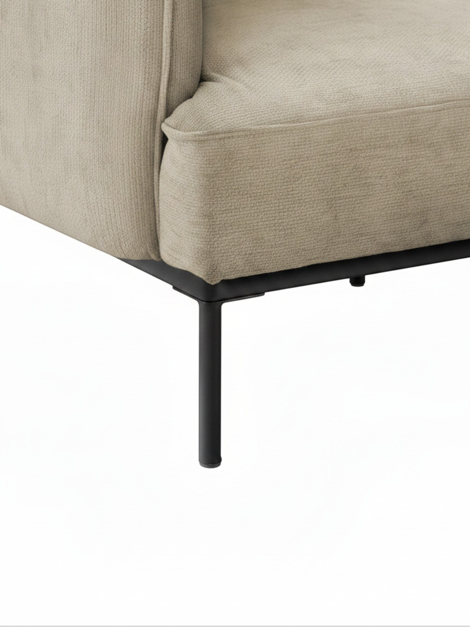 Gros plan sur l'assise beige texturée et les pieds en métal noir de la chaise d'appoint Antoinette de TOCO Meubles