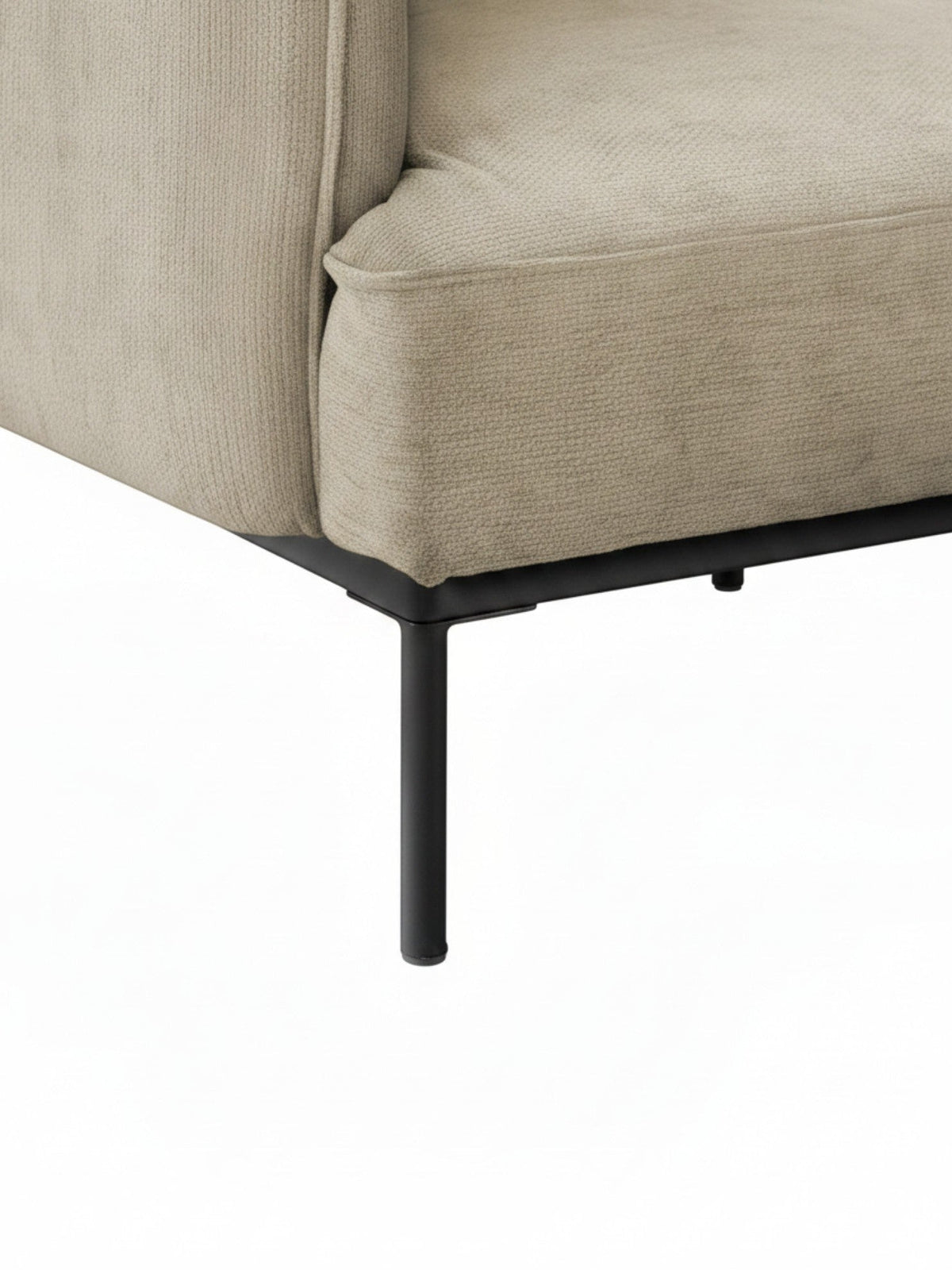 Gros plan sur l'assise beige texturée et les pieds en métal noir de la chaise d'appoint Antoinette de TOCO Meubles