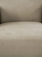 Gros plan sur le revêtement en tissu texturé beige de la chaise d'appoint Antoinette de TOCO Meubles