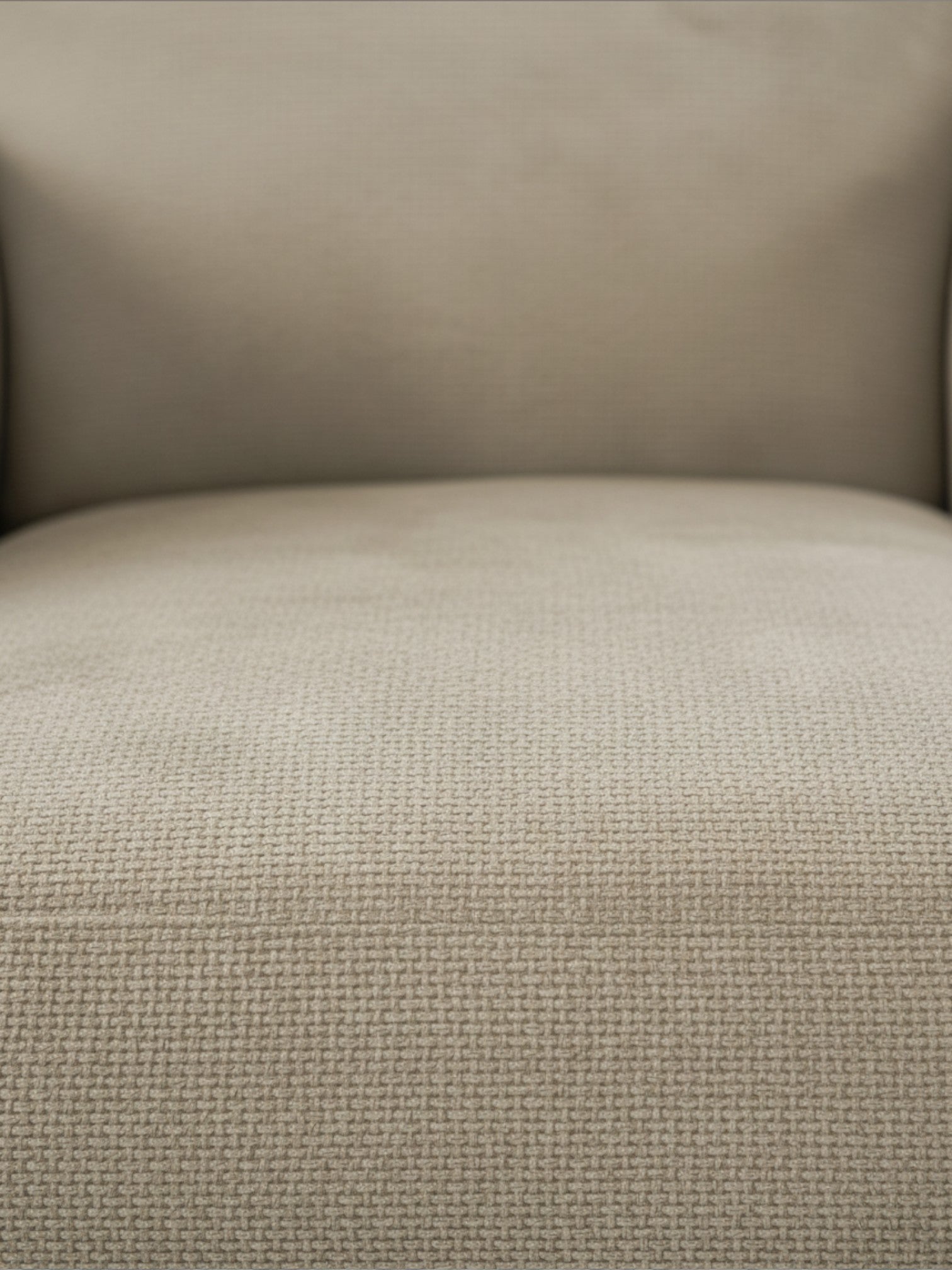 Gros plan sur le revêtement en tissu texturé beige de la chaise d'appoint Antoinette de TOCO Meubles