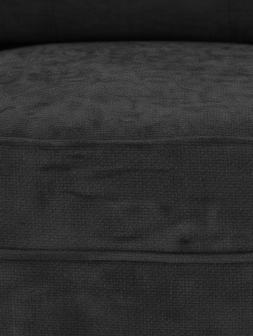 Gros plan sur le revêtement en tissu texturé gris foncé du fauteuil d'appoint Altea de TOCO Meubles