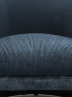 Gros plan sur le revêtement en tissu texturé bleu marine du fauteuil d'appoint Océan de TOCO Meubles