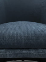 Gros plan sur le revêtement en tissu texturé bleu marine du fauteuil d'appoint Océan de TOCO Meubles