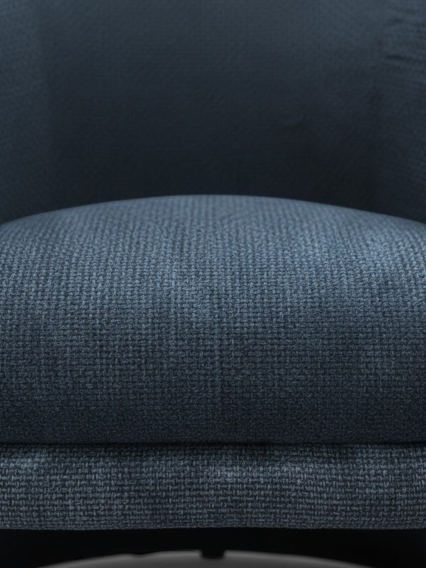 Gros plan sur le revêtement en tissu texturé bleu marine du fauteuil d'appoint Océan de TOCO Meubles