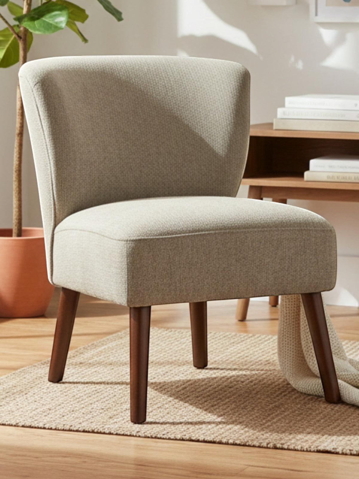 Chaise d'appoint Lucien par TOCO Meubles au design mid-century avec tissu beige et pieds en bois dans un salon