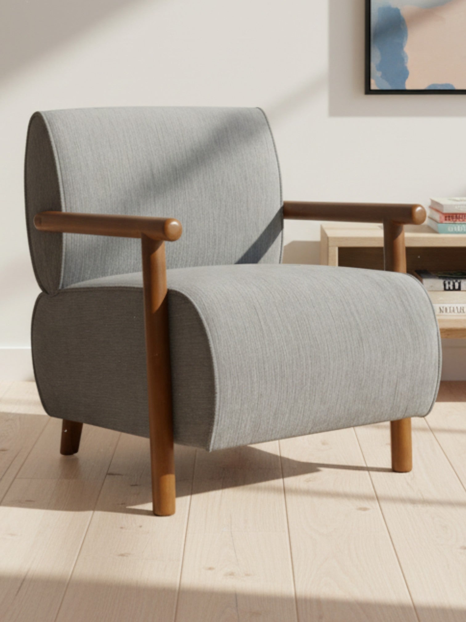 Chaise d'appoint Maureen TOCO Meubles en tissu gris avec accoudoirs et pieds en bois dans un salon contemporain