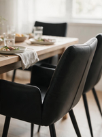 Chaise Bali TOCO Meubles en similicuir noir avec pieds en métal noir dans une salle à manger contemporaine