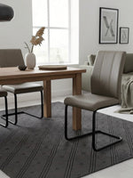 Chaise de salle à manger taupe Baxter de TOCO Meubles, revêtement effet suède, pieds en métal noir