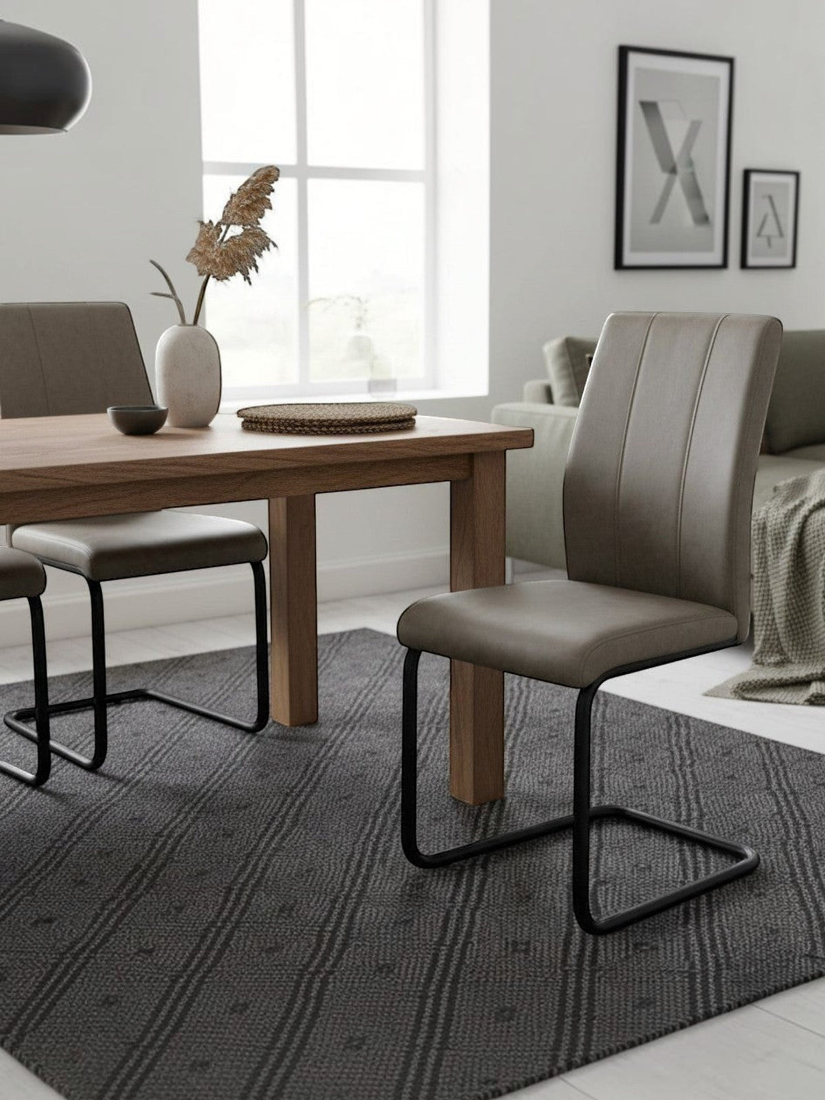 Chaise de salle à manger taupe Baxter de TOCO Meubles, revêtement effet suède, pieds en métal noir