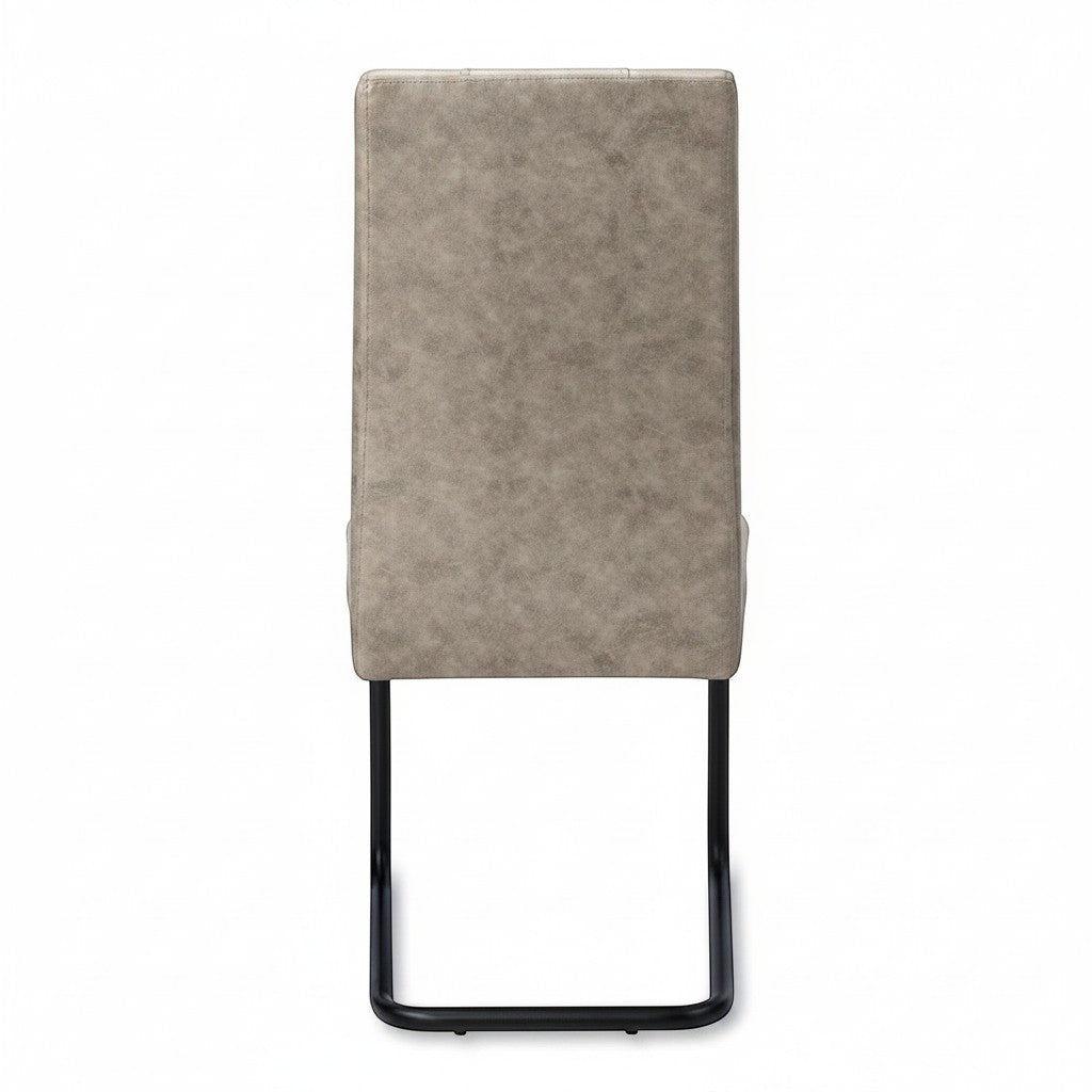 Chaise de salle à manger taupe Baxter de TOCO Meubles, revêtement effet suède, pieds en métal noir