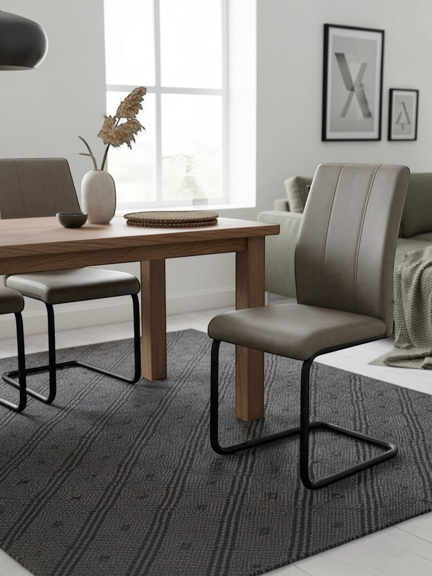 Chaise de salle à manger taupe Baxter de TOCO Meubles, revêtement effet suède, pieds en métal noir