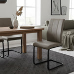 Chaise de salle à manger taupe Baxter de TOCO Meubles, revêtement effet suède, pieds en métal noir