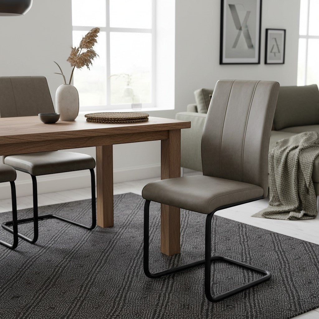 Chaise de salle à manger taupe Baxter de TOCO Meubles, revêtement effet suède, pieds en métal noir