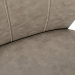 Chaise de salle à manger taupe Baxter de TOCO Meubles, revêtement effet suède, base métal noir, design moderne sans accoudoirs.